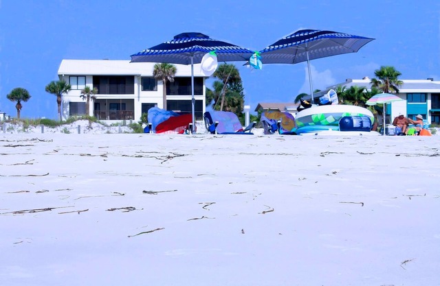 Anna Maria Island Beach Sands 203-Private Beach Access-Free Wi-Fi-Heated Pool