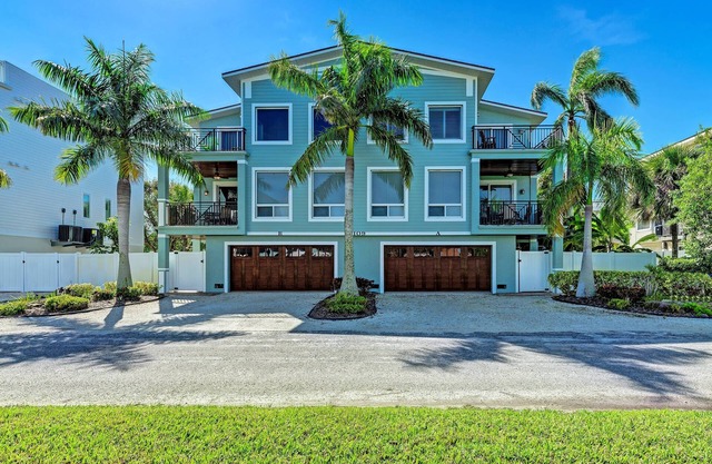 Anna Maria Island Beach Palace-Private Pool-Private Outdoor Kitchen-Free Wi-Fi