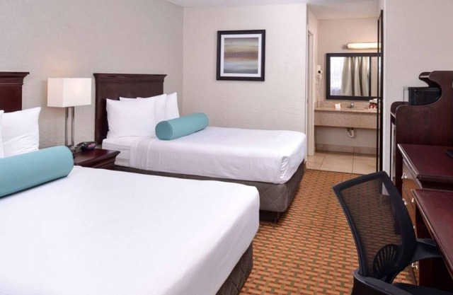 Awesome Find! Modern Unit, Pool, Breakfast, Parking, Shuttle