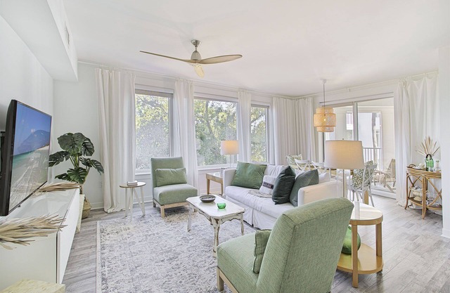 Bahia 4329 - Sandestin Resort, Walk to Baytowne, Community Pool + Hot Tub!