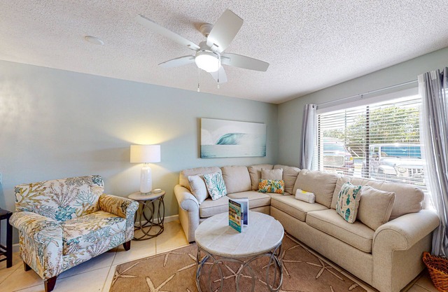 Beach-themed condo w/shared pool, easy beach access, patio & outdoor dining area