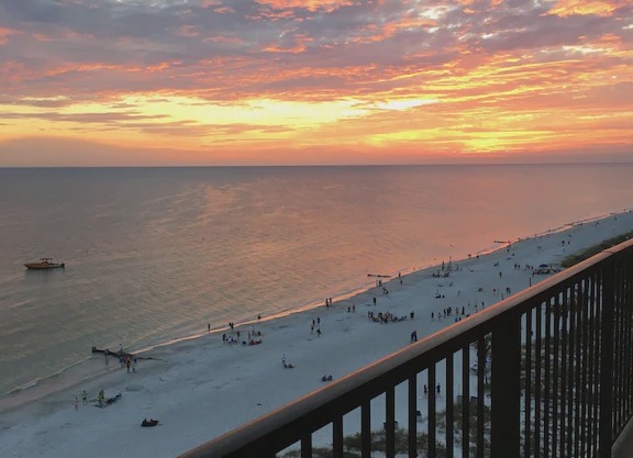 Beachfront condo with gorgeous views!
