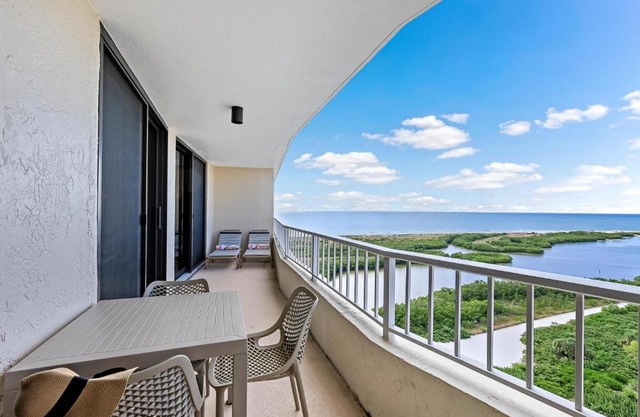 Beachfront penthouse with spectacular views and pool