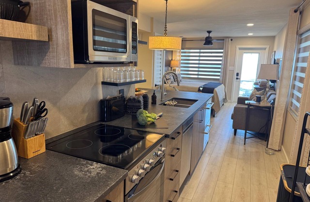 Beachfront Studio - One the sand - New Remodel - Free Parking - I