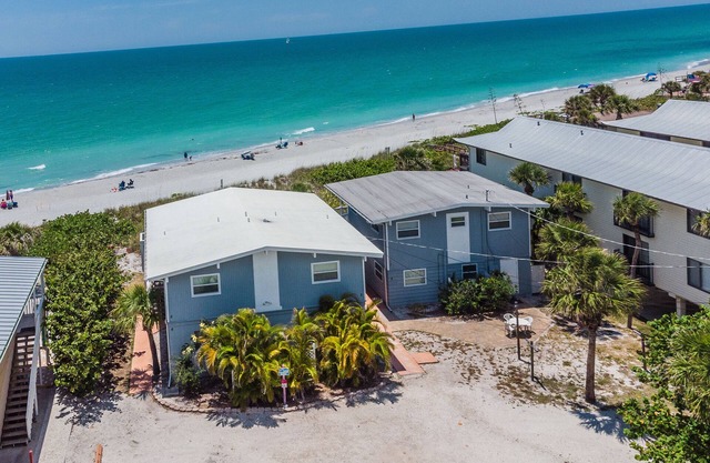 Beachfront Unit-Upstairs-Walking Distance to all Bars and Restaurants