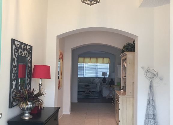 Beautiful 3/2 Designer Home - Walk to Lake Sumter Landing, Near Canal Street