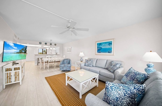 Beautiful beach view condo, large pool, lanai, on Sanibel Island