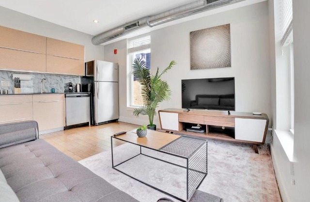Beautiful & Bright 1BR In Old City