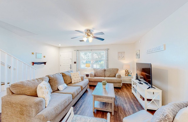 Beautiful condo with WiFi, outdoor pool & easy beach access - snowbirds OK