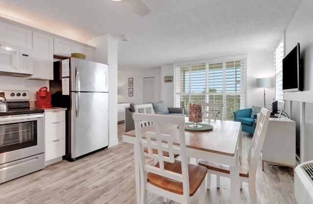 Beautifully Remodeled Beach Getaway! Gulf View! Beach Gear & Over $100 of Free Daily Activities!