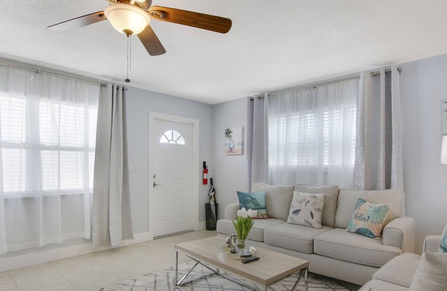 Beautifully #2Renovated Palm Beach Gardens Apartment2