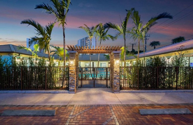 Bermuda Bungalows #5 🌴🏄‍♀️Quick Walk to Public Beach 🏊🩴Pool/Spa On-Site 🏖️🌅Downtown Singer Island 🌊😎Walk to Restuarants, Bars, Shops 🐬🌞Free On-Site Parking!