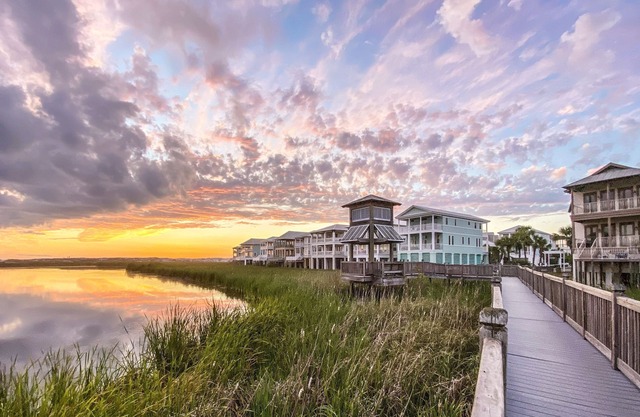 Best Location, Serenity by the Shore, 3 min walk to 2PrivateBeaches+3Pools+3Spas
