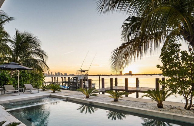 Best Sunset Bayfront Villa with Pool/Jacuzzi/Dock/Gated Island