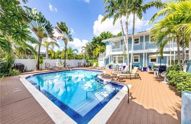 Blue Parrot Inn #2- 1/1 Heated Pool 1 MI to Beach