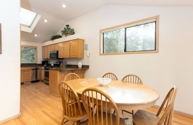 BLUE05 - Spacious Home, Close to the Deschutes River, Hot Tub, 2 Ensuites in Sunriver