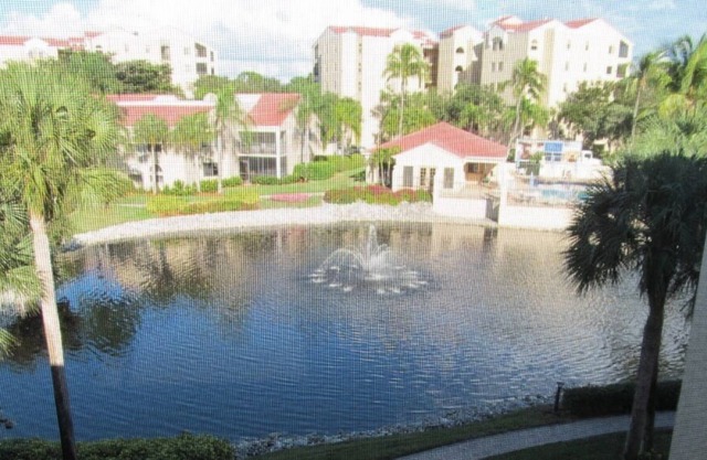 BOUTIQUE 2 BR Condo NEAR BEACH, Access all PELICAN Bay AMENITIES. Pool view !