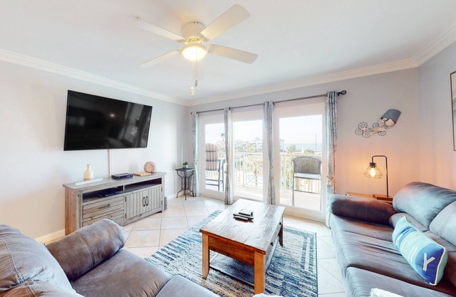 Bright & comfortable gulf-side condo overlooking beach w/WiFi, pool, central AC
