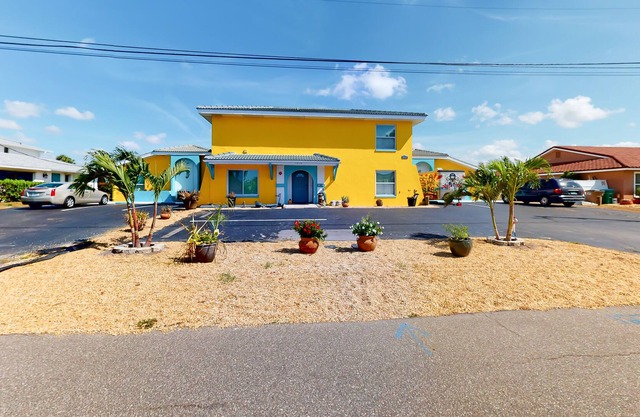 Canal front condo with boat slip, pool access, private deck & fast WiFi