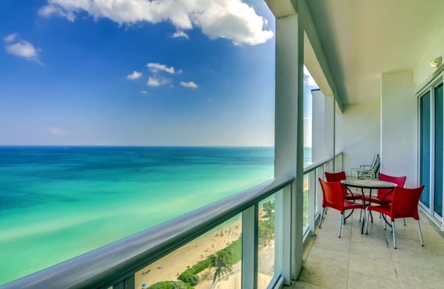 Castle PH3 Oceanfront Penthouse with Free parking, Gym and direct beach access!