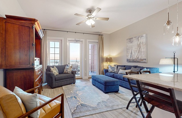 Centrally located condo near shopping & the beach w/shared pool & tennis courts