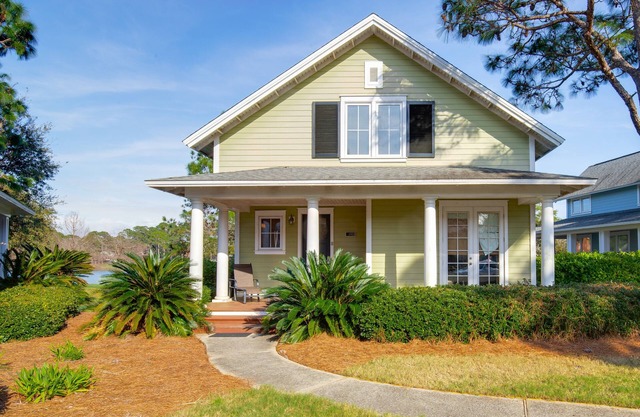 Charming Cottage w/Lake Views, Golf Cart, Beach Tram, Tropical Pool, Hot Tub.