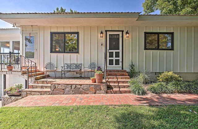 Charming Summerville Yard Sunroom 