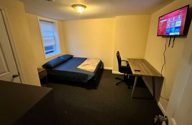 Cheap Private West Philly Room - Smart TV & WiFi