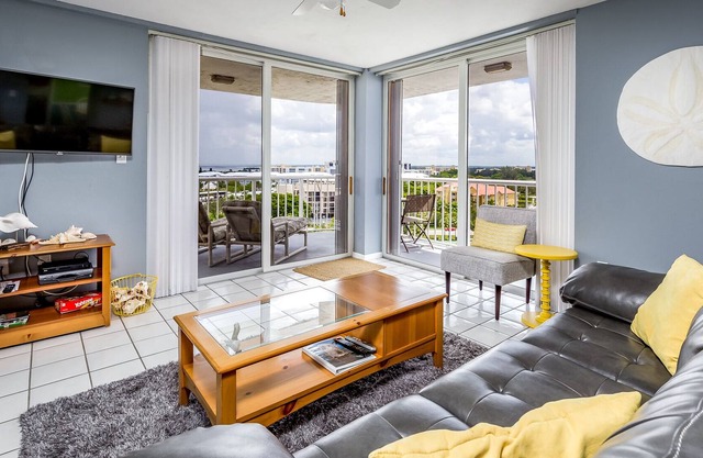 Cheerful, stylish condo w. pool access, close to beaches