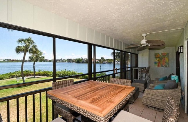 Chinaberry 924 - 2 Bedroom Condo with Private Beach with lounge chairs & umbrella provided, 2 Poo.
