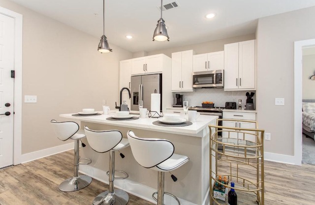 Classy Condo near Midtown and Downtown