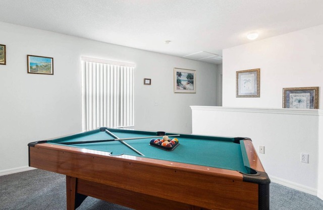 Comfortable 5 bedroom pool home in Westbury, sleeps 10 guests