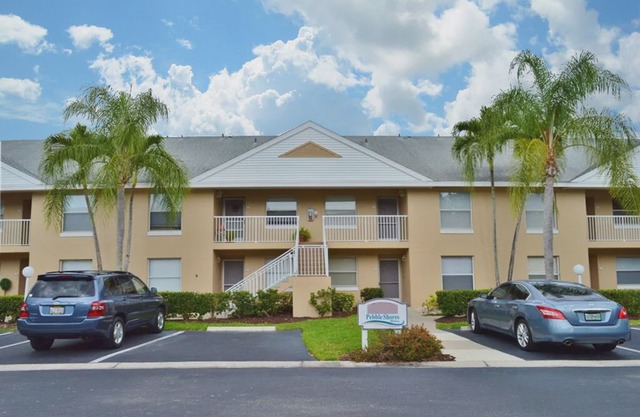 Comfy-Cozy Condo in Great North Naples Location