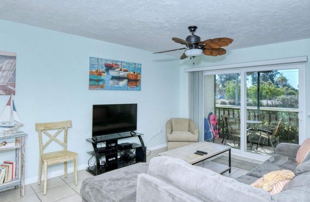 Condo #104 Completely remodeled Siesta Key 2 bedroom 1 bath Condo