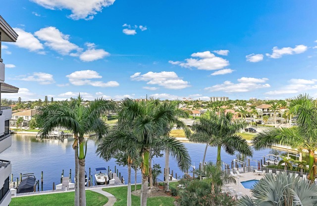 Condo overlooking Clam Bay w/pool & beach access