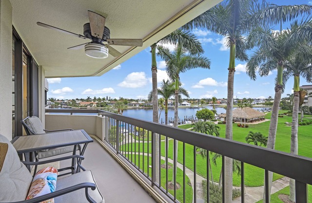 Condo w/view of Clam Bay & pool/beach access
