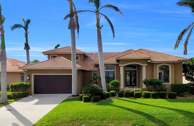COPPERFIELD - Western Waterfront, Walk to the Beach !!