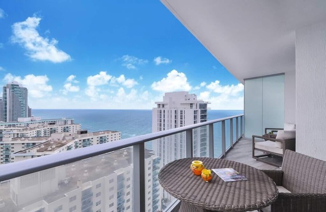 Cosy 1 Bedroom On the Beach, Ocean and City Views at LYFE Resort