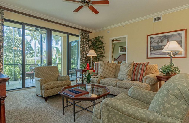 Cottages-Naples Bay-Enjoy full resort amenities-Upscale 1st flr., end unit, w/private screened lanai