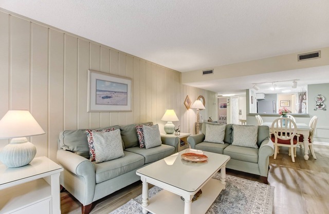 Cozy 2 bed/2 bath, Steps to The Beach, 2021 Beachwood