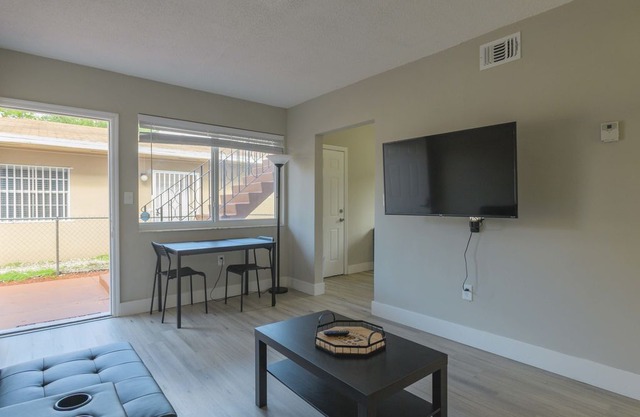 Cozy 2BR Apartment in Midtown/Wynwood with private parking