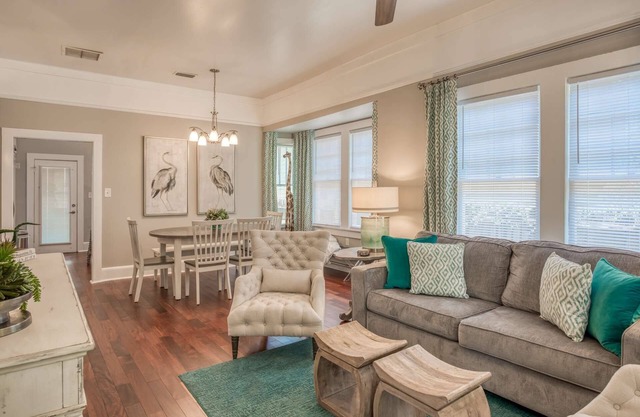 Cozy Bungalow, Walk to Downtown Attractions, Fenced, Parking, 3 Miles to Beach, $300 in Free Tickets