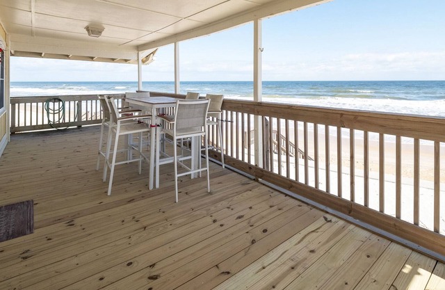 Cozy Cottage, 3 Bedrooms, Sleeps 6, Ocean Front, Pet Friendly, WiFi