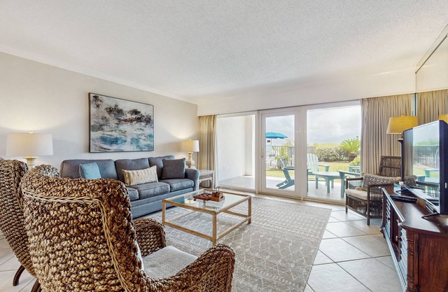Cozy, Gulf-front home with 2 beach chairs - short distance to entertainment
