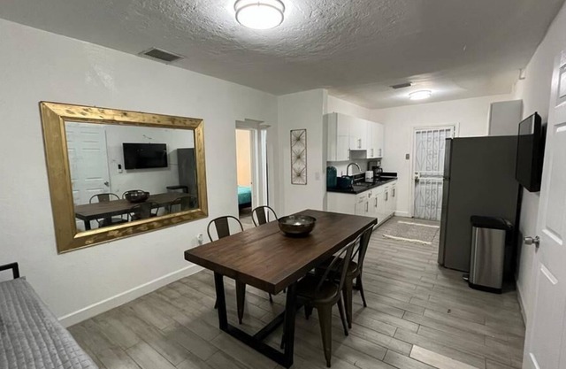 Cozy lovely 3 bedroom home - central loc MIA
