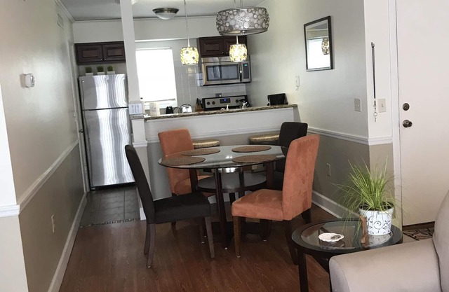 Cozy & Mod condo, Walk to Beach, Self check In-Out, WiFi, 2 Heated Pools, Piers+