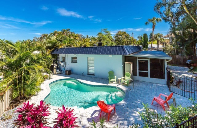 Crescent Street 1138 B, Walk to the beach, Pool, 1 Bedroom, Pet Friendly