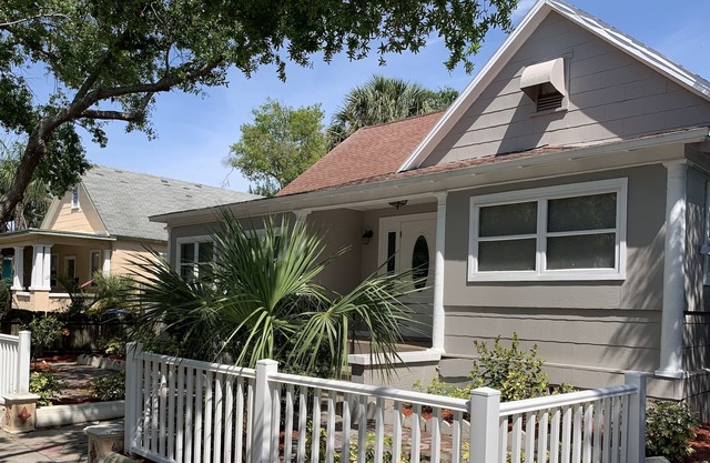 Cute Bungalow minutes from Downtown St Petersburg!