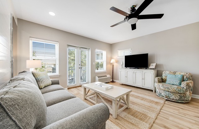 Cute condo just steps to the Gulf with community pools, & hot tub