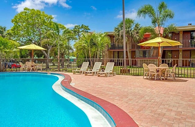 Days Inn by Wyndham Bradenton - Near the Gulf
